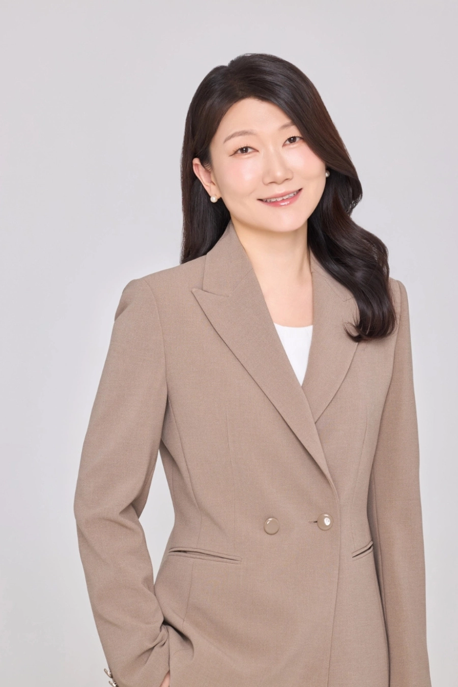베이지색 재킷을 입고 미소 짓는 든솔 대표변호사 프로필 사진